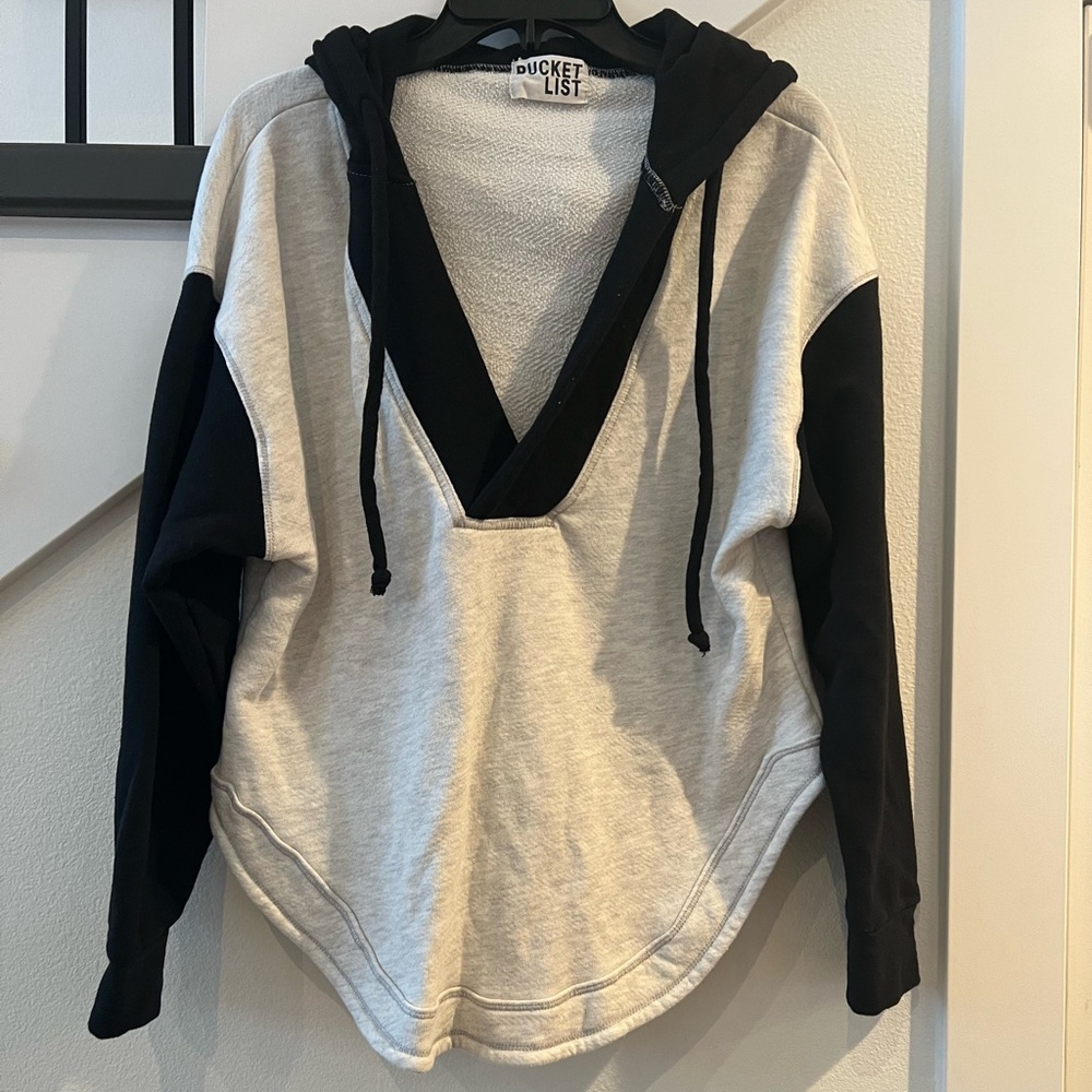 BUCKETLIST Women's Black and White V-Neck Hoodie